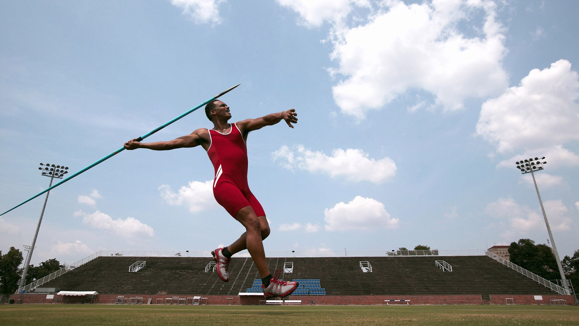哈兰德回归赛场，突破纪录首场状态亮眼，皇家马德里观众沸腾！